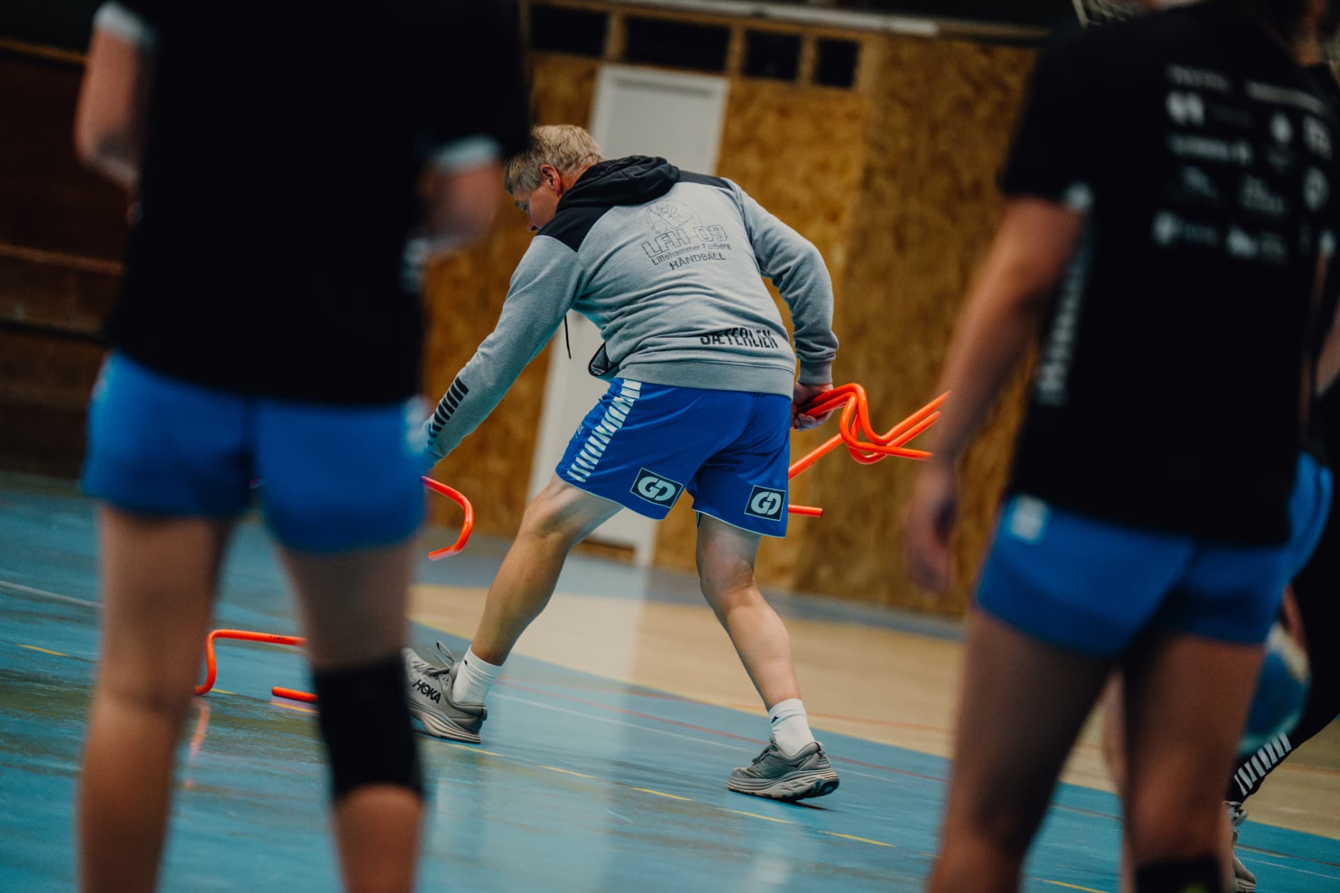 Spillere samlet i lagprat før kamp